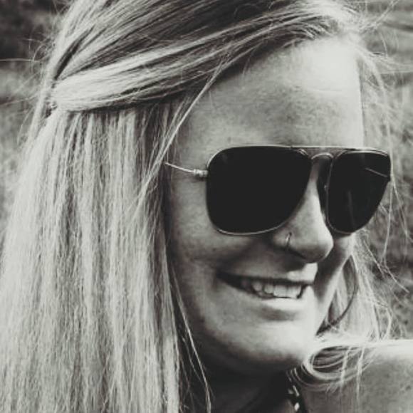 Meet your Posher, Caity - Picture 1 of 1